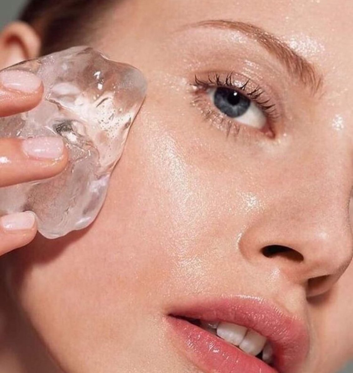 ShuhadahAzman's tweet photo. 5 benefits of ice cubes for skin

1)It increases the absorption of other products
2) Calms inflammation
3) Eliminates dark circles
4)instant glow for skin
5)Flawless makeup

Adah nak share sekali ice cube recipe that good for your skin! https://t.co/a5uvjUMWiL