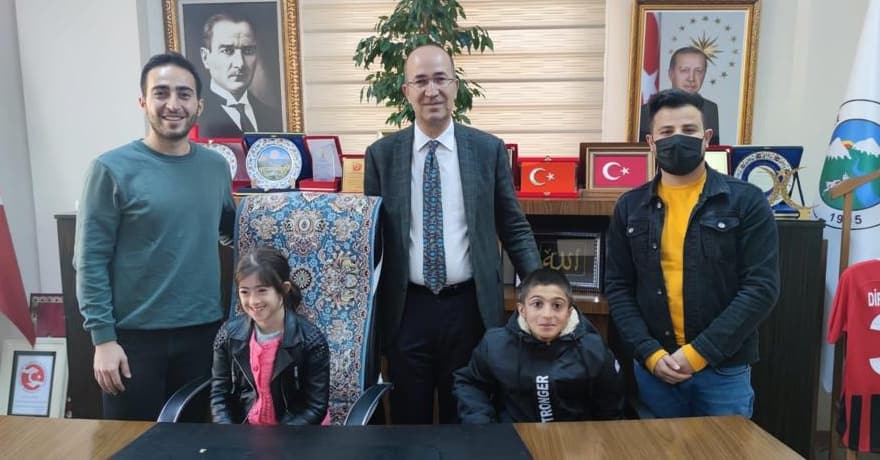 EsendereBel's tweet photo. Belediye Başkanımız Sn @dirbazbuyuksu, Esendere ilköğretim okulu özel eğitim sınıfı öğrencilerini, öğretmenleriyle birlikte makamında misafir etti. Öğrenciler ve öğretmenlerle bir süre sohbet eden Başkanımız Büyüksu, öğrencilere ders materyalleri ve kitaplar hediye etti. https://t.co/Jkhtg4dzFx