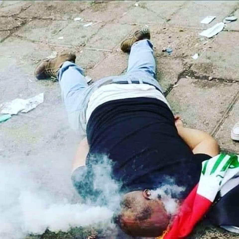 trend_althuraa's tweet photo. اليوم 2021/10/25 يصادف ذكرى استشهاد المتظاهر انمار العامري في ساحة التحرير اثر اصابته بقنبلة دخانية استقرت في رأسه وسط مشهد ابكى العالم

نعتذر على نشر الصورة لكن يجب ان يتذكر العالم ماذا فعلت السلطة بالشباب العزل

#٢٥_ذكرى_بداية_وطن
#تشرين_كابوس_الاحزاب https://t.co/I8gtXxIWnn