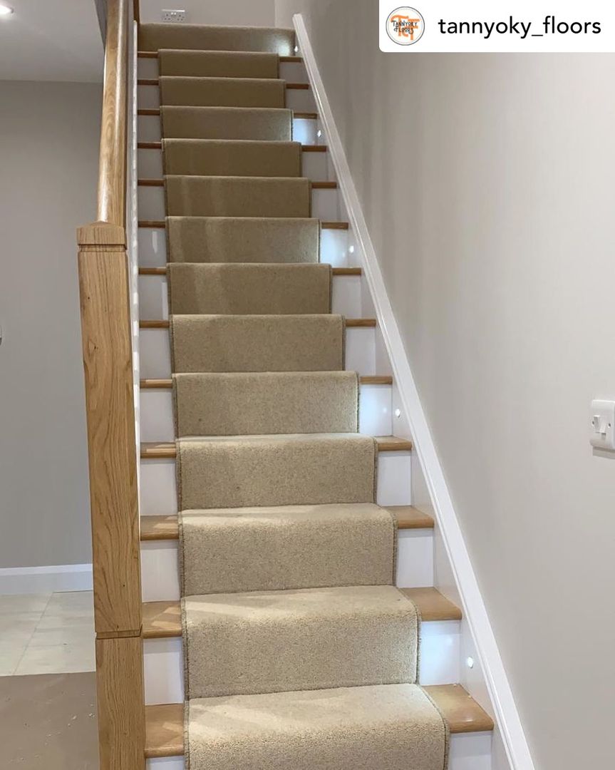 Take a look at this superb installation of our Durham Twist in 50oz made into a custom runner with colour match edging for that elegant finish 🙌 great job @tannyoki_floors   #carpet #flooring #stairs #staircarpet #homedecor #homedesign #interiordesign #interior #hallwaydecor