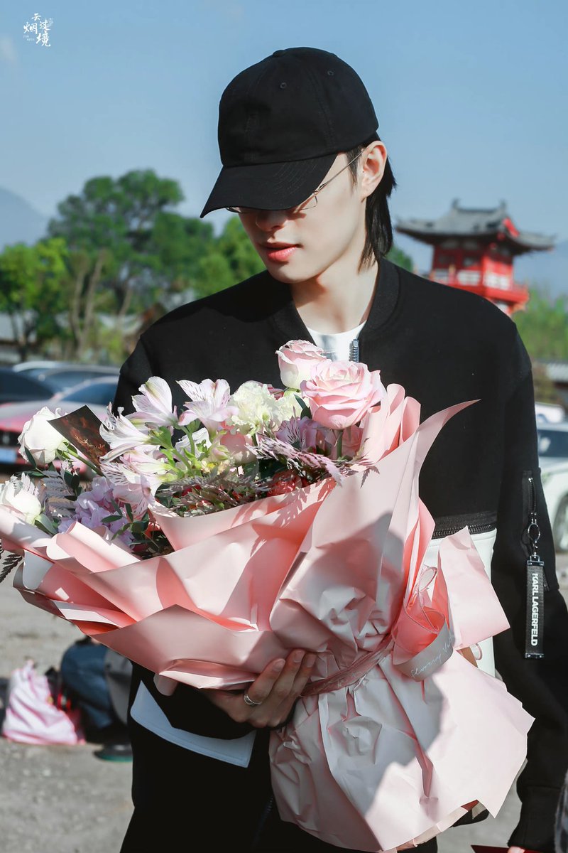 ziyangupdates's tweet photo. 211025 《拜托了！大侠》Drama Opening Ceremony

cr. 云烟过境 | 木子洋KWIN

#ONER #MuZiyang #木子洋 https://t.co/Utd9bTc5aE