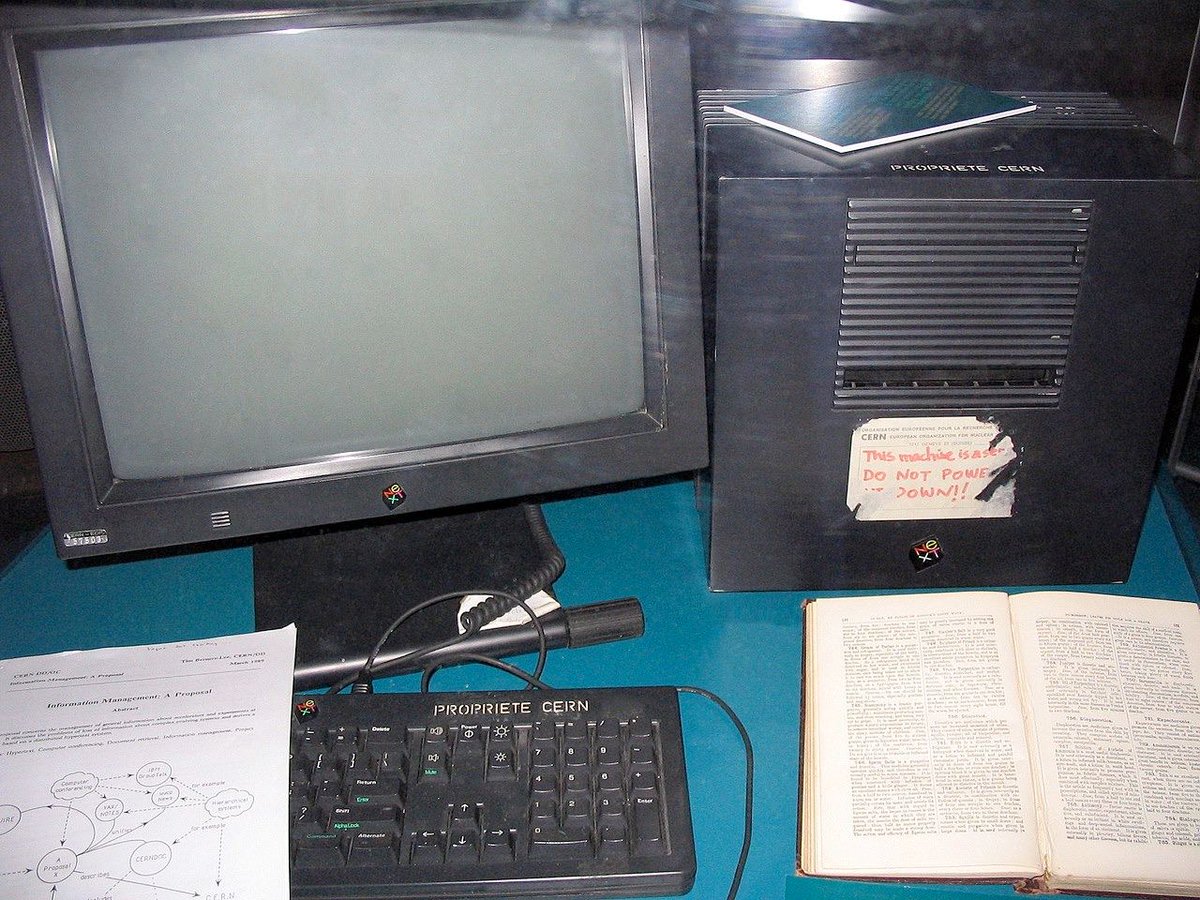 jlvazpol's tweet image. ¡Nueva pieza en el Museo García Santesmases de @informaticaucm!
Es un #NeXTCube, ¡como el del primer servidor web de la Historia!
Así que hemos querido recrear la famosa foto del mismo:
Pegatina de &quot;No apagar&quot;✅
Propuesta &quot;vague but exciting&quot; de @Timberners_Lee ✅
Enciclopedia ✅