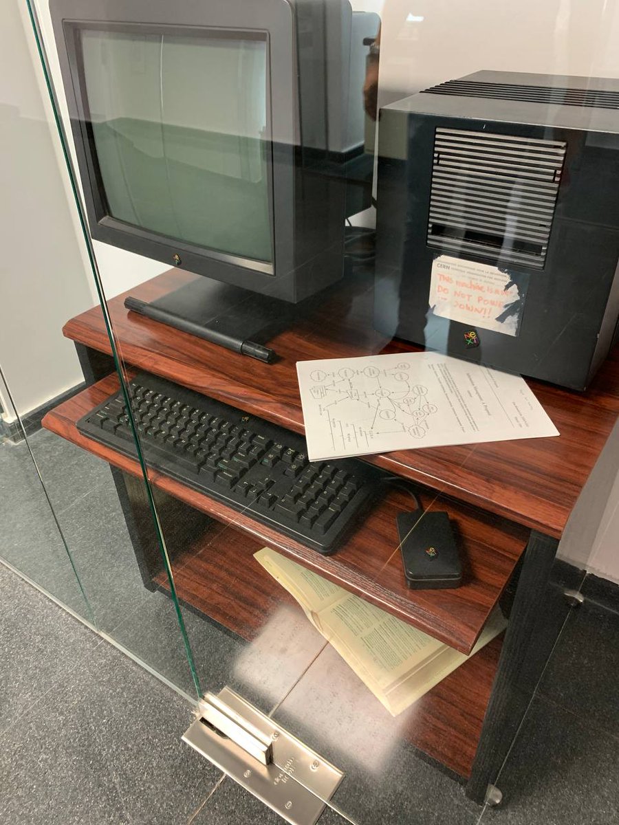 jlvazpol's tweet image. ¡Nueva pieza en el Museo García Santesmases de @informaticaucm!
Es un #NeXTCube, ¡como el del primer servidor web de la Historia!
Así que hemos querido recrear la famosa foto del mismo:
Pegatina de &quot;No apagar&quot;✅
Propuesta &quot;vague but exciting&quot; de @Timberners_Lee ✅
Enciclopedia ✅