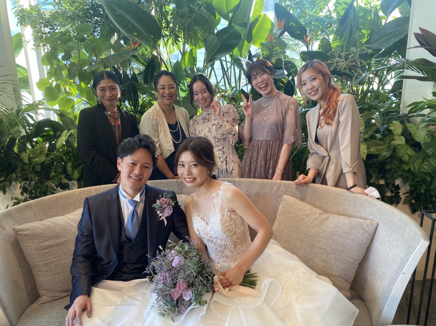 高石 彩美 しあわせのお裾分けもらってきた ずっと一緒に踊ってきたライバルで 友達少ないで有名な彩美の数少ない友人の1人の 結婚式に 素敵だったあ 今までで一番綺麗で可愛かった 恩師にも久しぶりにお会い出来てハッピーがたくさんだった