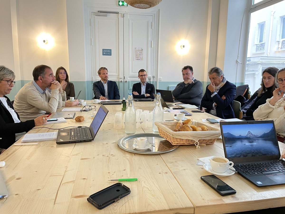 NICOLAS_MENET's tweet photo. A l’initiative de @romainganneau @LMVaujour @AG2RLAMONDIALE « la coalition des labs » est lancée ! Au programme réflexion sur les territoires, l’avenir de la #silvereco, les projets, l’action sociale… @SilverValley_ @FondationI2ML @Cnav_actu #Tasda @GerontopoleNA et bcp d’autres https://t.co/i5FkMhI133