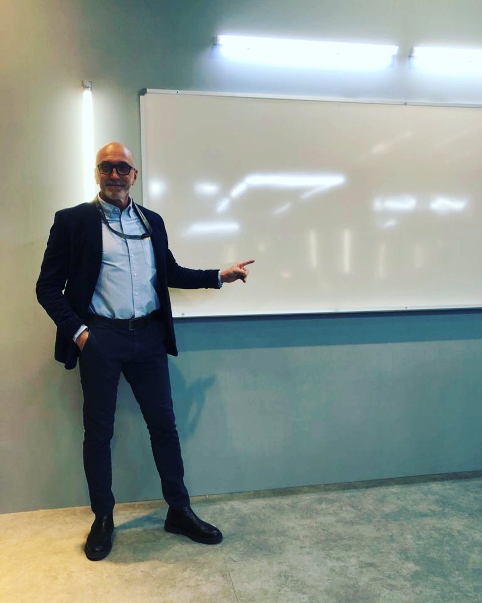 CBiffani's tweet photo. Io e la mia lavagna bianca a #celebrityhuntedit… Quanto lavoro e quante storie ci sono finite sopra in queste due prime stagioni! Si dice che non ci sia due, senza un tre. Staremo a vedere… #celebrityhunted #celebrityhunted2 #primevideo #endemolshineitaly https://t.co/LzhhaiaWGn