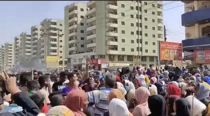 Alrawo92's tweet photo. ان عادوا .. عدنا لهتافات الشوارع ��النشيد ..
#السودان 
#انقلاب_البرهان 
#الرده_مستحيله 
#لا_للانقلاب_العسكري https://t.co/Q7hEiJgrDL