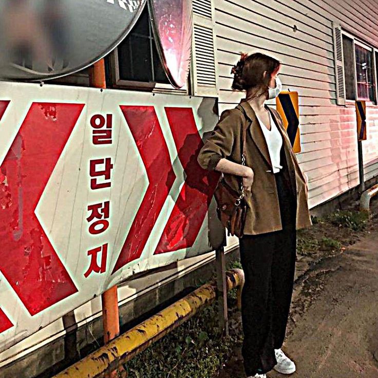 Andai jika ternyata aku tidak cukup untukmu, maka carilah yg lebih baik dariku, jangan mencari yg lain disaat kau sedang dengan ku

-Jollie :)