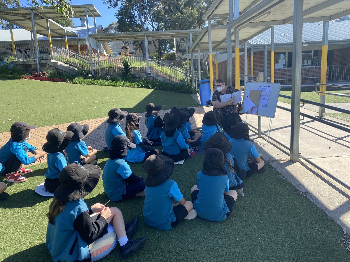 newingtonpublic's tweet photo. Taking advantage of the superb weather for learning in an outdoor space. https://t.co/kl5Eph7eb1