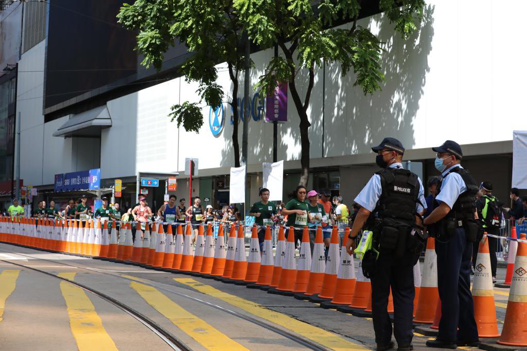 hkpoliceforce's tweet photo. #TogetherWeRunFurther🏃🏻‍♀️🏃🏻‍♂️|After 2020’s halt due to #COVID19,#HKMarathon2021 saw 18K+ marathoners racing along 42+km route flanked by 9.8K+ traffic cones—part of #HKPF’s 360° crowd+🚦mgmt,w/ #PoliceDogs etc for #CounterTerrorism.Policing #TakesNoDaysOff—protect🇭🇰,rain or shine👮🏻‍♂️👮🏻‍♀️ https://t.co/7Xj0EoRFpl