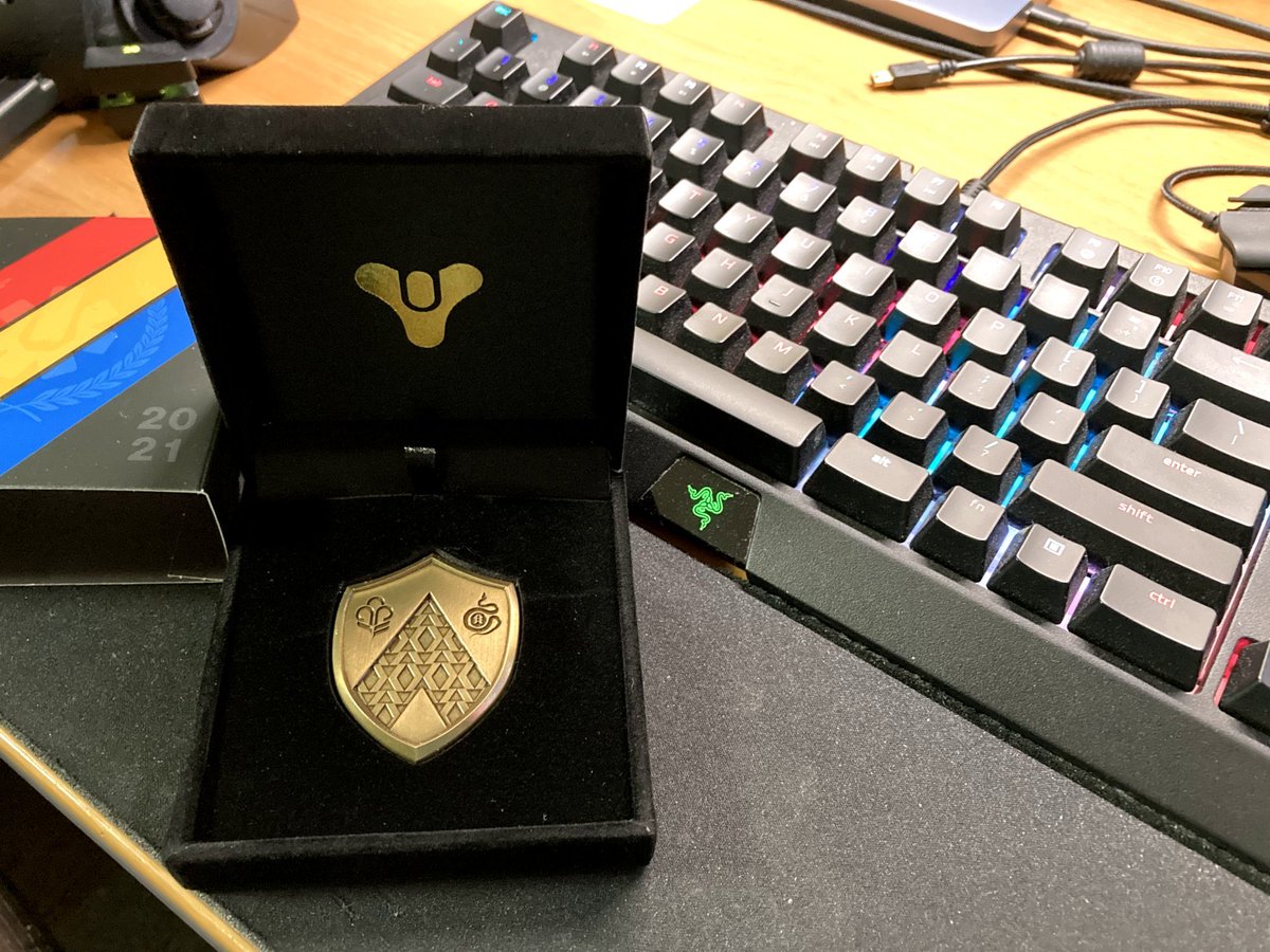 ma_DYMLEHF's tweet photo. #GuardianGames
#2021
#Hunter
#GoldPin
#Destiny2

追跡番号が通関手続き後、国内用に変更され追跡出来ないまま、郵便でポストへ到着。
初めて #Bungie の報酬を記念に購入。 https://t.co/5UAHN8HksY
