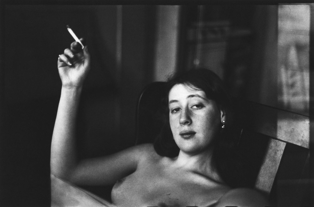 CffcRoma's tweet photo. “In My Room”, lavoro postumo del fotografo e pittore  Saul Leiter, ci apre una finestra su immagini intime di donne vicine all'artista, regalandoci ritratti di rara bellezza. La raccolta, di foto iniziata nel '46, vede la luce solo oggi. #saulleiter #inmyroom #Photography #bnw https://t.co/pjtwy8nPKX
