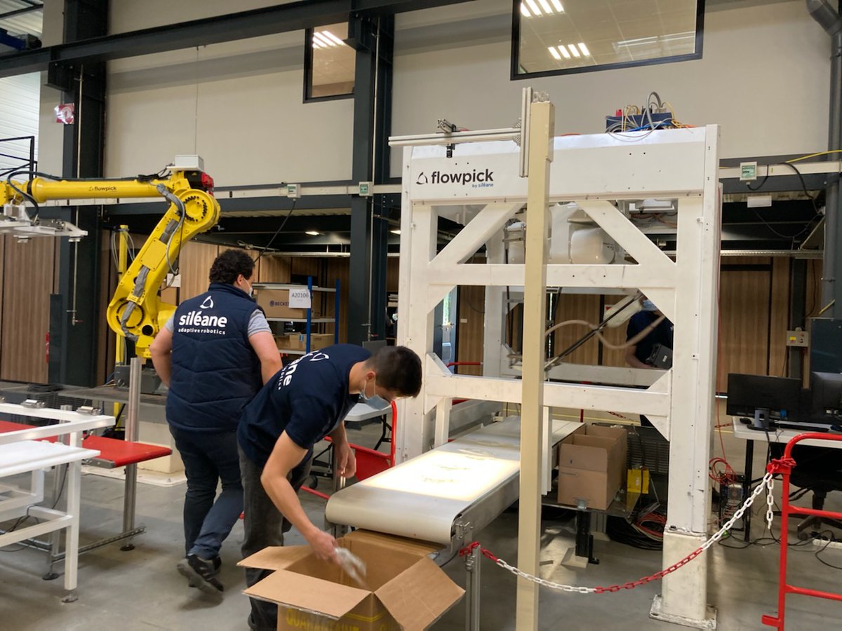 Déplacement du président de la République Emmanuel #Macron dans la #Loire : ce dernier est arrivé au sein de l'entreprise #Siléane accueilli par son PDG Hervé Henry et <a href="/JeanMichelMIS/">Jean-Michel MIS 🇫🇷</a> député LREM, il visite les bureaux des ingénieurs