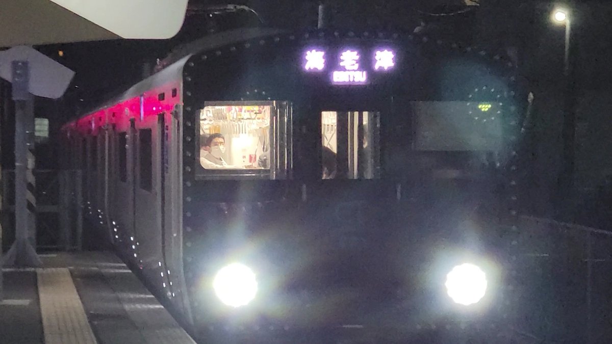 JR82111's tweet photo. え、どうした？821系よ！とうとう苦情来たけん周りのLED消した？
いつも眩しいほど点灯してたライトが……
上二つが今日
した2つが10月4日
何があったのだろう https://t.co/v59weLuR76