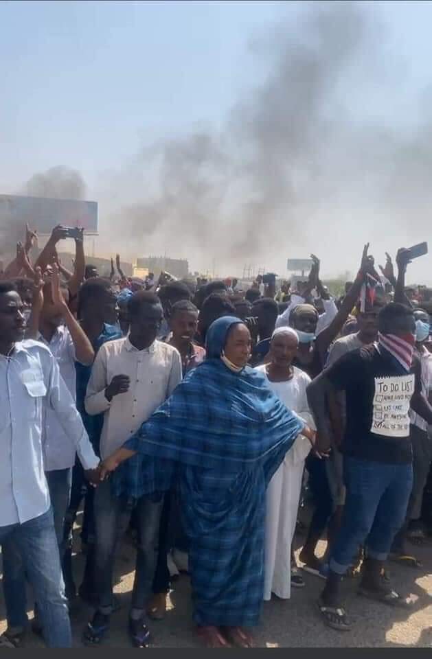 MysoonMusaad's tweet photo. ايدين بنيات الفريق لو داهم الحلال ختر قادرات على شيل السلاح
#SUDAN_COUP 
#الشارع_بس 
#الردة_مستحيلة https://t.co/c8ywxLWLsH