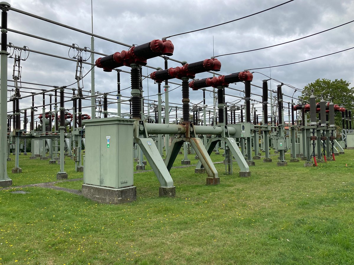 tennet_nl's tweet photo. Geen knallend geluid meer op #transformatorstation Tiel door vervangen van bepaalde componenten. Deze #vervangingswerkzaamheden maken onderdeel uit van het moderniseren en uitbreiden van dit transformatorstation samen met @Liander. Meer weten? https://t.co/ImfYjfIwKA https://t.co/G4GpwmW2fP