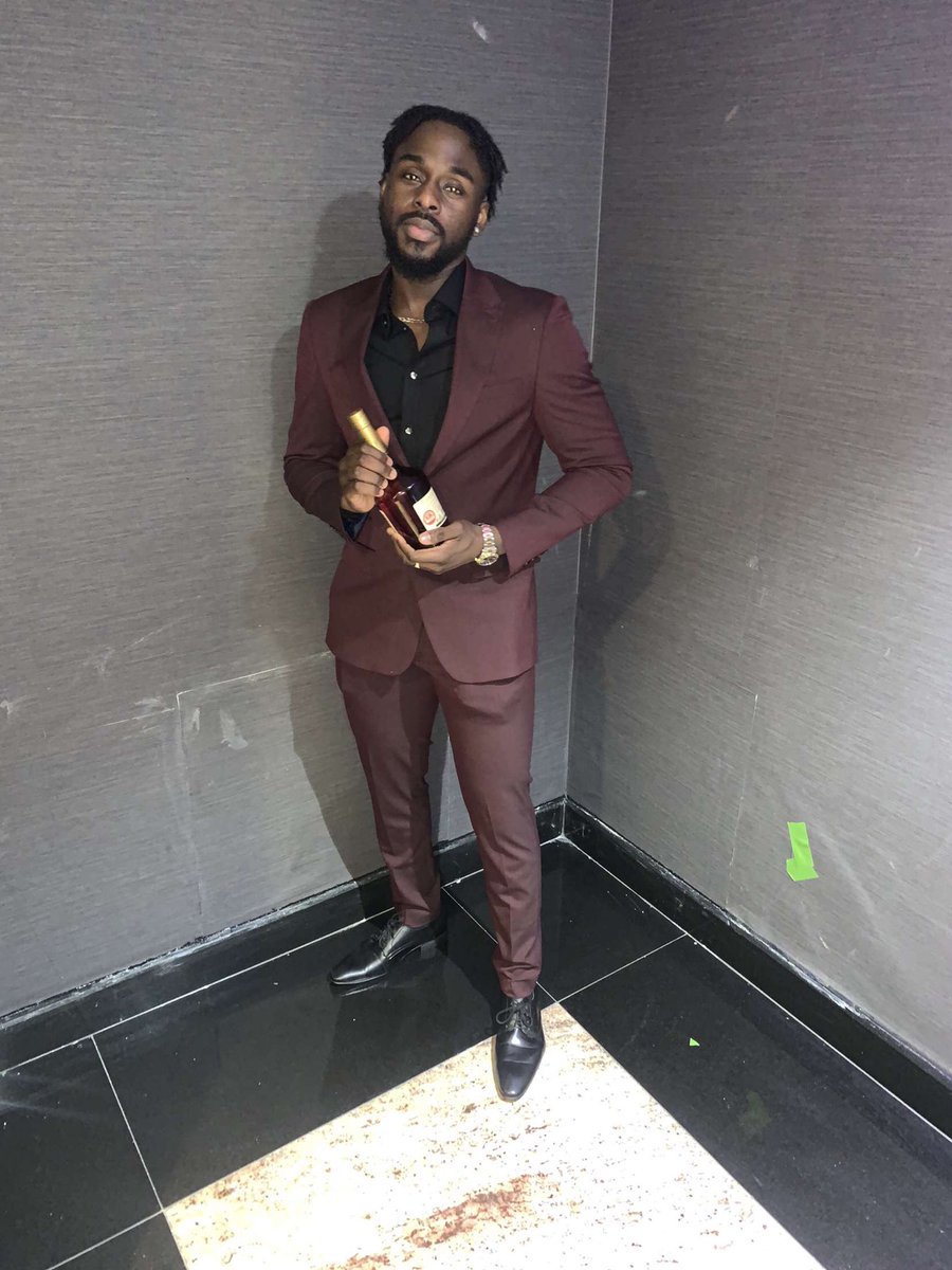 JSolz's tweet photo. Who knew Burgundy worked so well 👌🏾 https://t.co/JsHfIkryfu