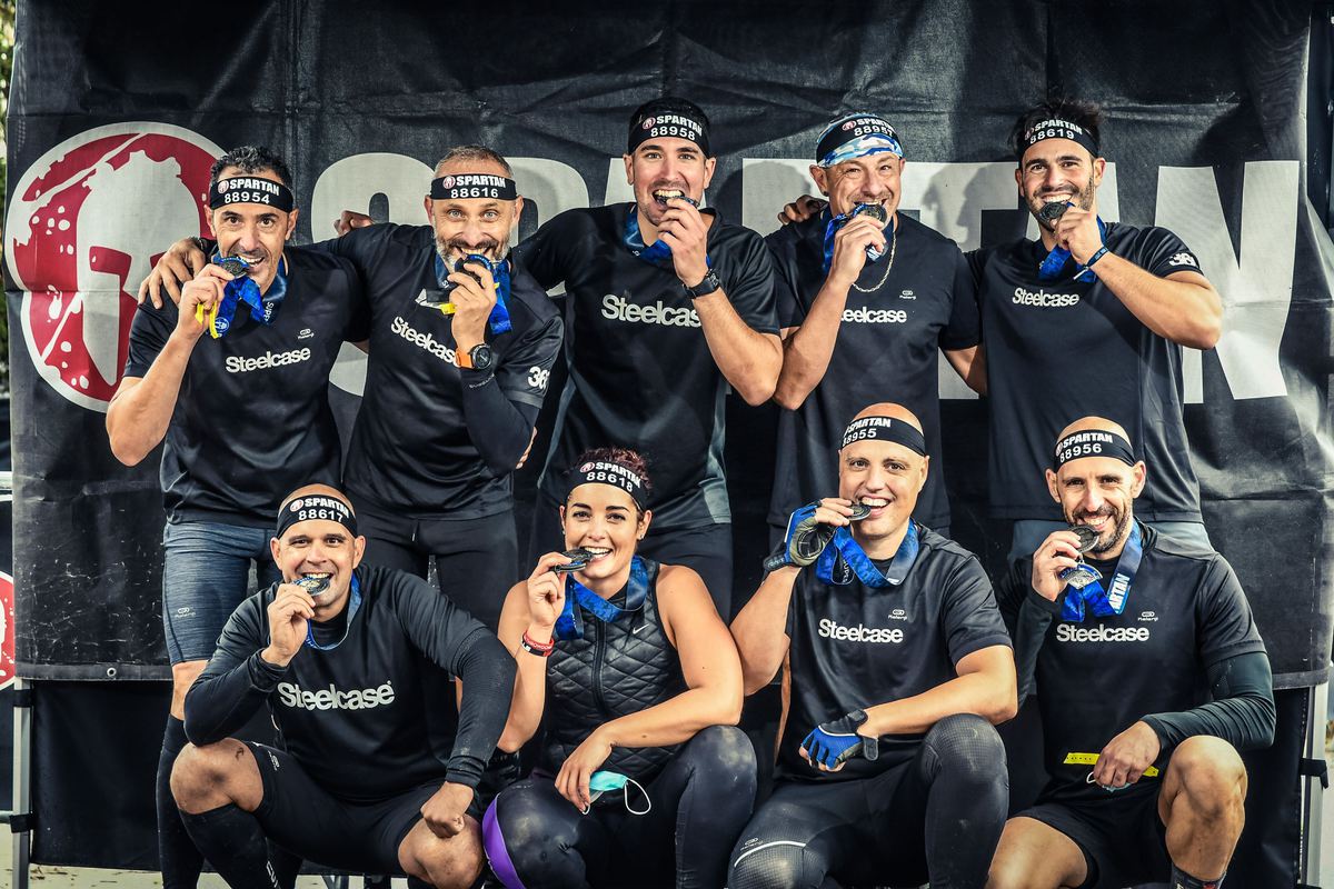 SteelcaseEspana's tweet photo. ¡Nuestro equipo ha participado en la @SpartanRaceEsp! 💪Disfrutamos superando nuevos retos, enfrentándolos con mucho humor y ayudándonos si no podíamos con algún obstáculo. Una experiencia que nos ha reforzado como equipo y que muy pronto repetiremos. 👏#SteelcaseInside https://t.co/RmA5vmO5Cp