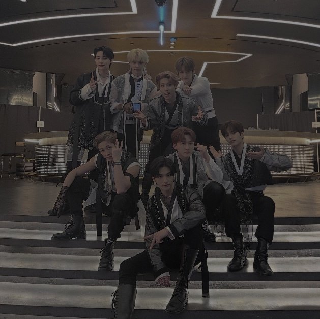 Skzwallpaper_'s tweet photo. #NewLayout pls don't miss(?) me 🕳️👨🏼‍🦯 https://t.co/1mWU5BIUxM