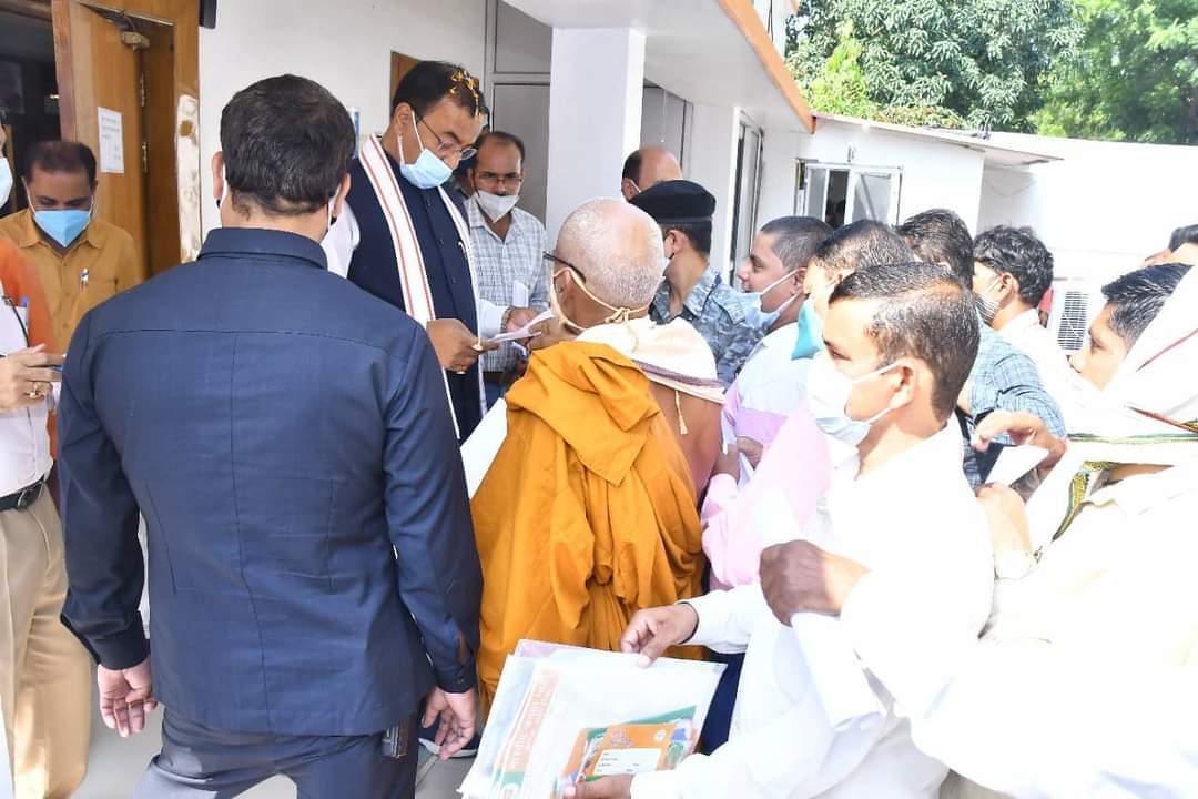 DyCMGoUP's tweet photo. मा. उप-मुख्यमंत्री जी ने सुनी जनता की शिकायतें एवं समस्याएं

लखनऊ आवास पर जनता दर्शन कार्यक्रम में विभिन्न जनपदों से आये लोगों की समस्याओं व शिकायतों को मा. उप-मुख्यमंत्री श्री @kpmaurya1 जी ने सुनकर आवश्यक निदान हेतु संबंधित अधिकारियों को निर्देश दिया। https://t.co/qFkfgVL9Zq