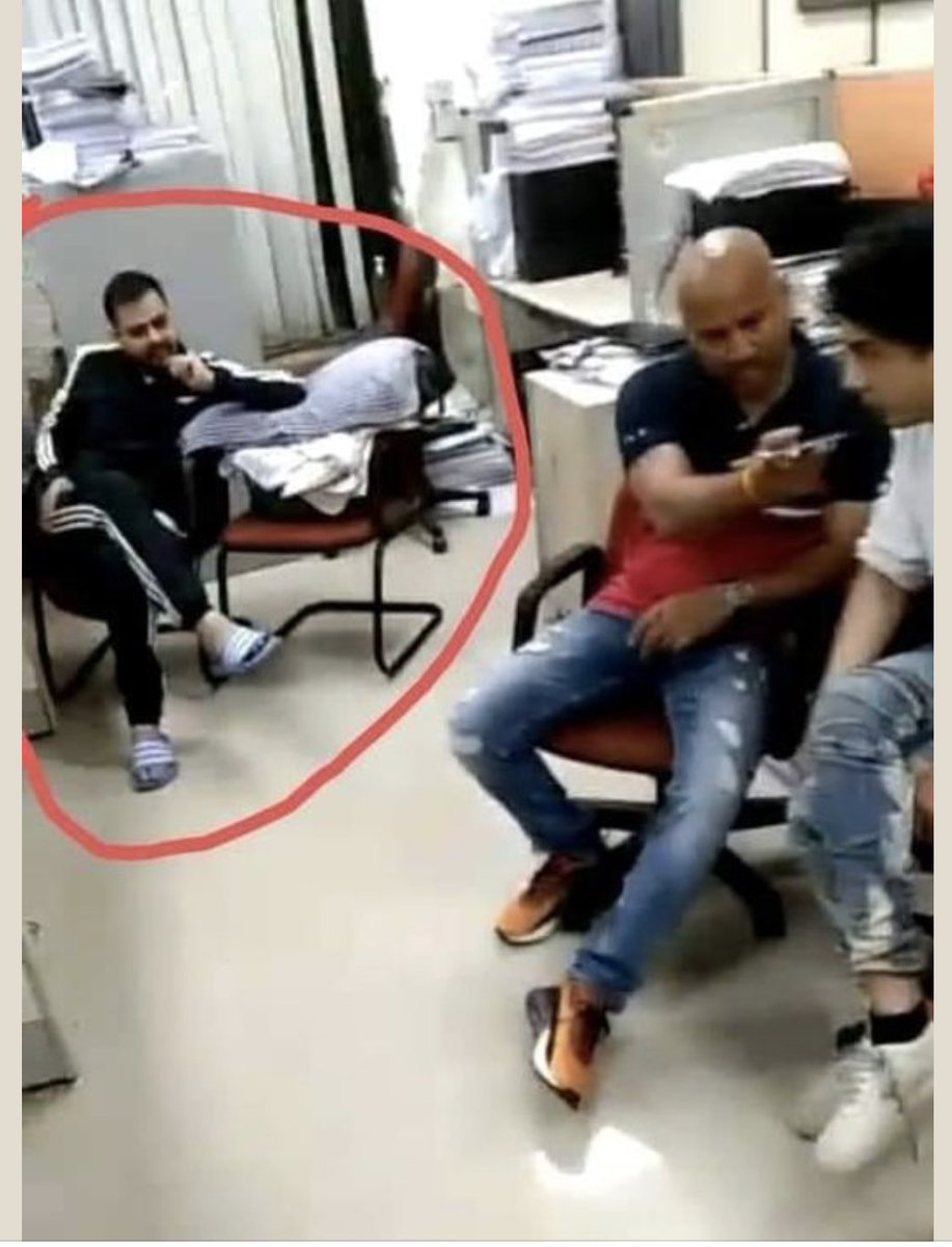 from a friend's wall 😳😳😳 #AryankhanDrugsCase #ShahRukhKhan #SRK