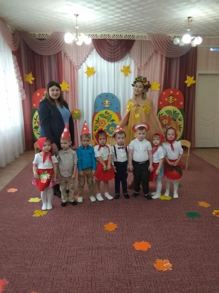 С целью приобщения дошкольников к культуре русского народного творчества педагогами детского сада проведены осенние праздники ,,Осень - золотая пора''.