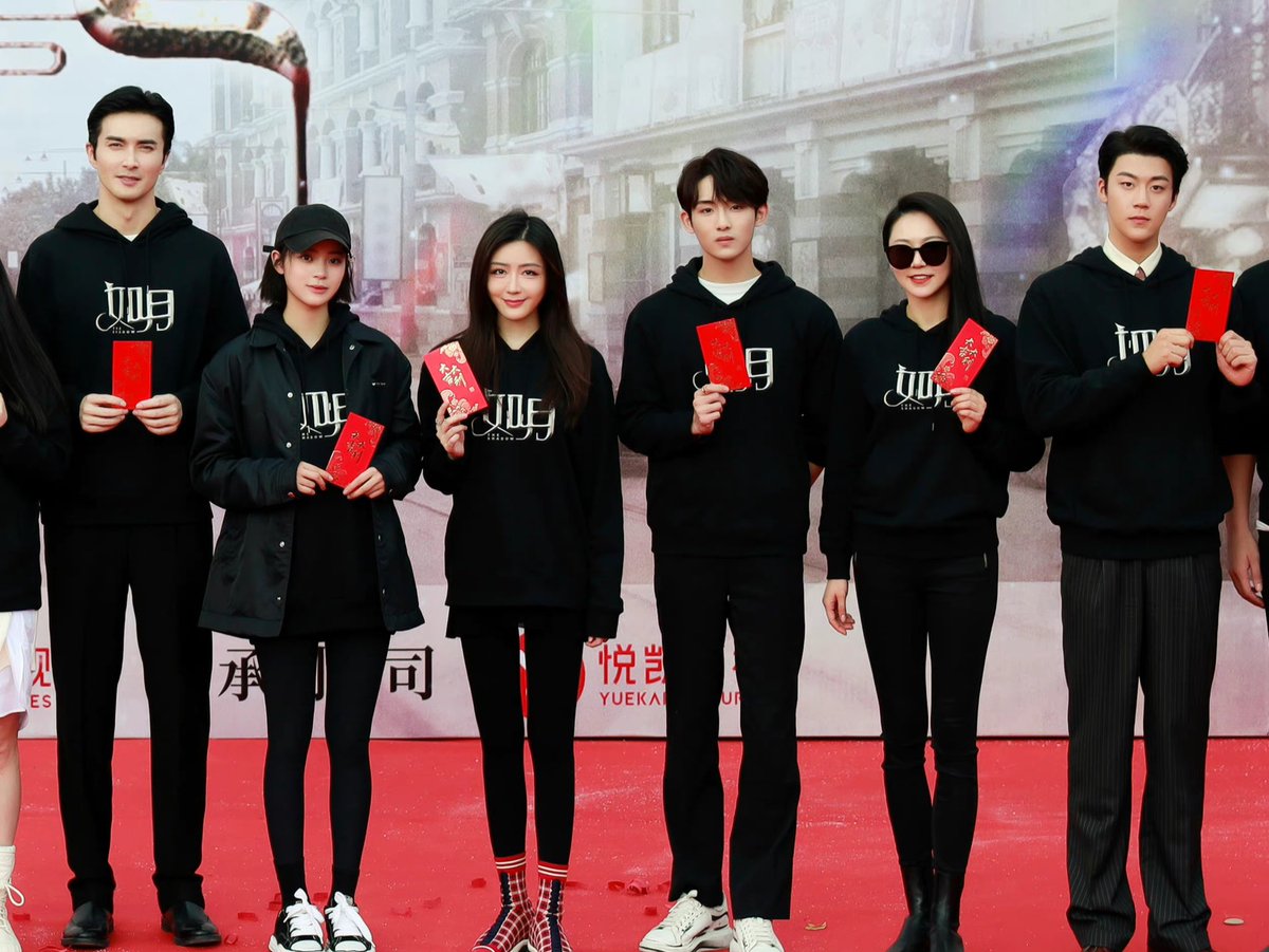 dramapotatoes's tweet photo. New Tencent Republican fantasy drama #TheShadow holds filming ceremony today announcing leads in Gao Weiguang, Ouyang Nana, Huang Mengying, Dong Sicheng and Ren Shihao. Li Muge (Rattan, Goodbye My Princess) as director. 

Official photos - https://t.co/VeeJgb6Qpu

#如月 https://t.co/7ZhbTTxS5O
