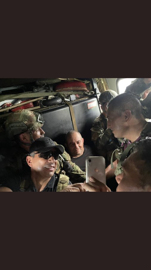 CombateAlex's tweet photo. #25Oct | Las autoridades colombianas detuvieron el sábado a Dairo Antonio Úsuga, alias 'Otoniel', líder del Clan del Golfo y el narcotraficante más buscado del país, en la región de Urabá, en Antioquia.
¿Otoniel se saca un selfi qué tal? #Dialgo
#500DiasDeSecuestro https://t.co/yRlgfVtrbM