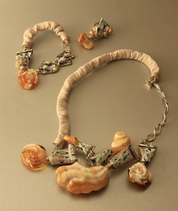 Ambermuseum's tweet photo. Happy #InternationalArtistDay // Поздравляем с Международным днем художника!
На фото - гарнитур "Палитра", 2011, автор Наталья Лапинус. https://t.co/ScV2mvbnDT