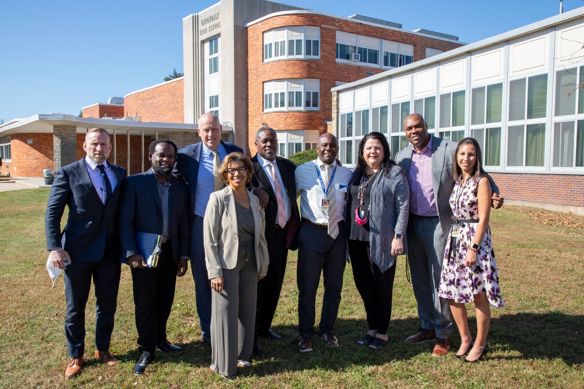MDarrisawAkil's tweet photo. Great principals not only impact student learning, they foster environments where great teachers can grow and thrive.  Thanks to the amazing principals of Uniondale for your love and commitment to our students and their families.  #nationalprincipalsmonth https://t.co/zrPtVyQ4t0