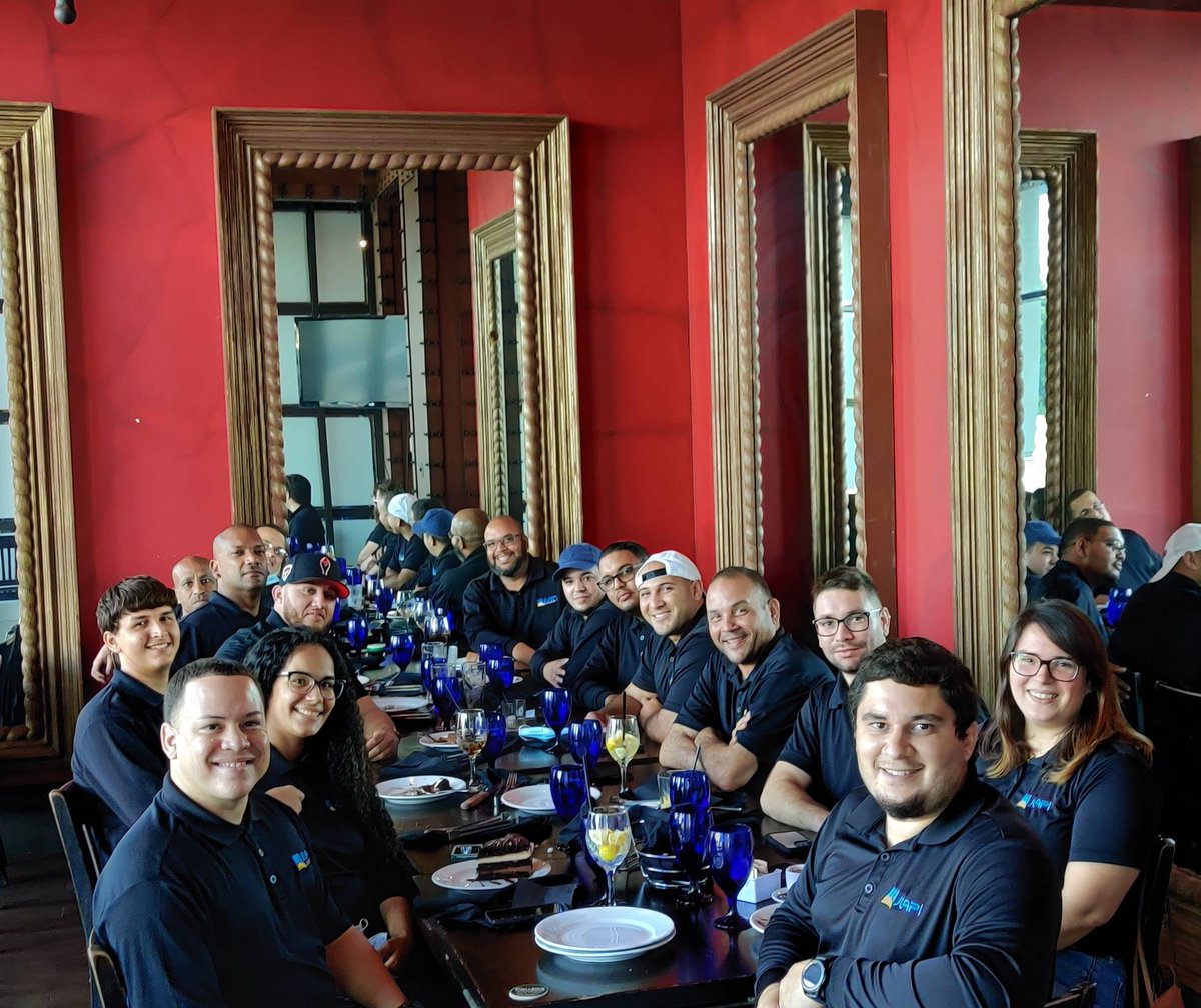 JuapiEnergy's tweet photo. El viernes pasado tuvimos un almuerzo de agradecimiento con nuestro equipo de instalaciones y servicio. Celebramos el buen trabajo juntos y en equipo. #todossomosJUAPI #energiasolar https://t.co/Mar9pcSbB6