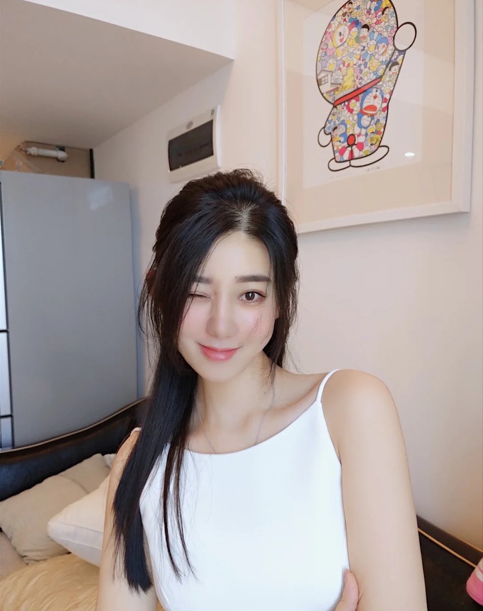 Luna147528's tweet photo. future phone 😜🥰 https://t.co/Vpz5r1FhDa