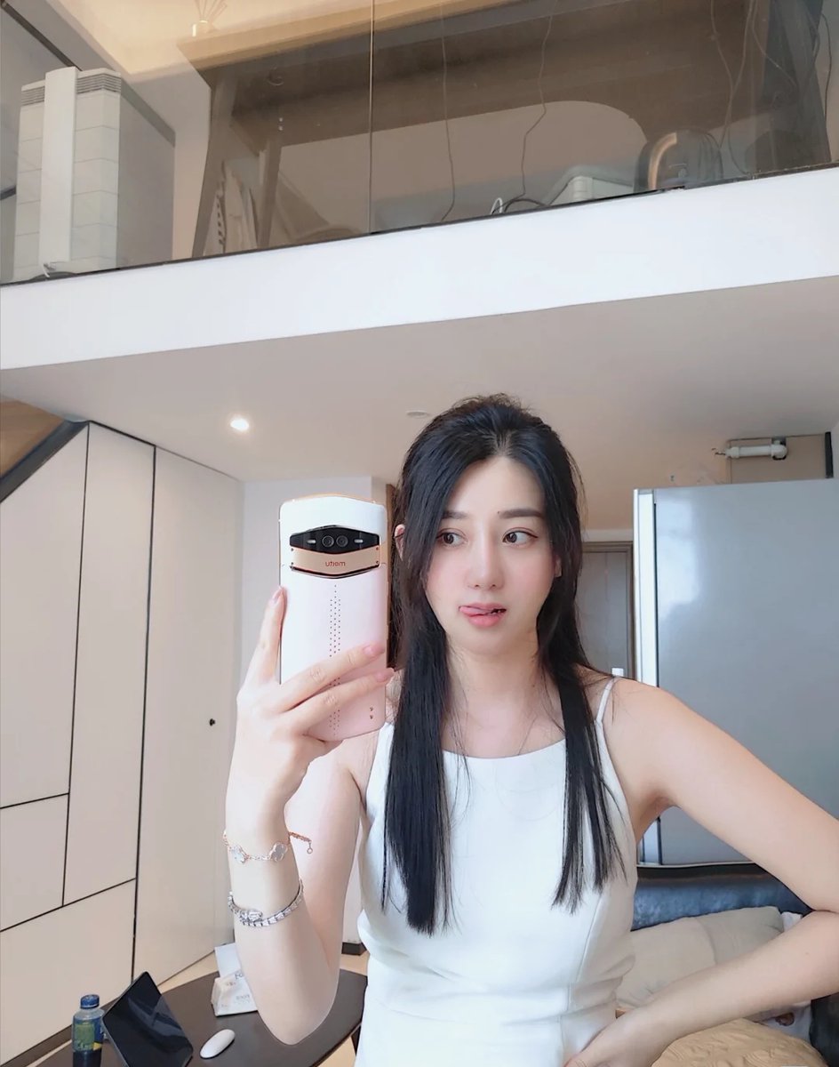 Luna147528's tweet photo. future phone 😜🥰 https://t.co/Vpz5r1FhDa