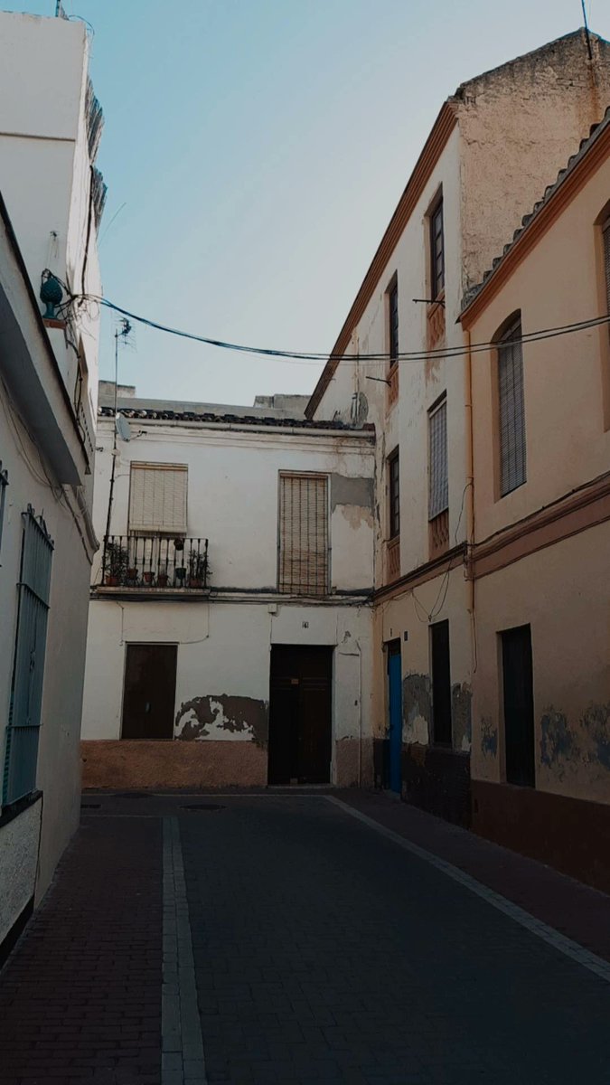malaganosetoca's tweet photo. Calle Hernando de Zafra, (la primera casa ya tiene el cartelito de demolición...) https://t.co/vbUfKijKfg