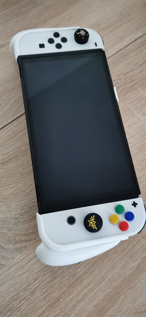 makushiimu's tweet photo. J'ai reçu mon #neogrip de @skullnco pour la #SwitchOLED, je suis toujours ULTRA SATISFAIT de leur matos :D
#NintendoSwitch #NintendoSwitchOLED https://t.co/kW2NKdt9BB