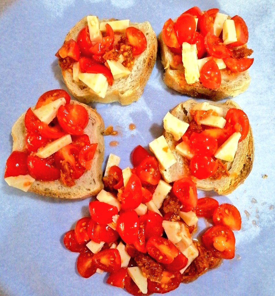 Vilm4ZS's tweet photo. My lunch😋
Bruschetta with:
Tomatoes 🍅
Cheese 🧀
SaanSook 🌶️🦐
Bon Appetite 💕
#Saint_sup #CactuZS #SaanSook https://t.co/UJvAmPJ8uz