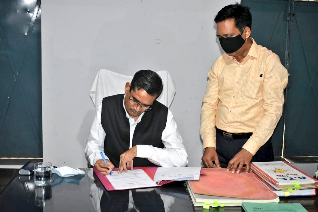 dmbulandshahr's tweet photo. आज जनपद में नवनियुक्त जिलाधिकारी श्री सी पी सिंह द्वारा कलेक्ट्रेट परिसर में स्थित ट्रेजरी के डबल लॉक में जनपद के #जिलाधिकारी के रूप में चार्ज लिया गया। https://t.co/4Lkggqj75g