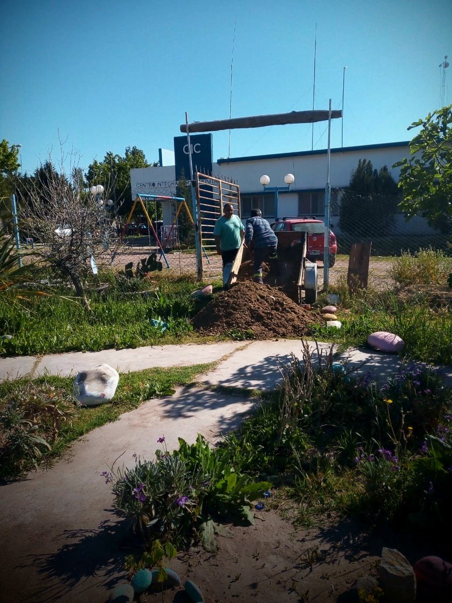 WillkakutiSR's tweet image. #Willkakuti con la ayuda de la familia de Máxima Orrego trasladó guano para el espacio que nos comparte el CIC de #elsosneado . Gracias 🌱🌼.
#programadeautonomiaalimentaria 
#plandeemergenciaalimentaria 
#TuMunicipio