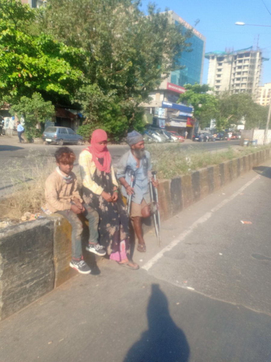 amitwig's tweet photo. @MumbaiPolice NEED URGENT ATTENTION IN CHEMBUR CHAGAN MITHA PETROL PUMP SIGNAL THERE ARE MORE THAN 25 TO 30 NEW BEGGAR TEAM WE HAVE BEEN ROBBING PEOPLE AND ASKING MONEY PLEASE TAKE SOME STRICT ACTION https://t.co/v9HpjN9vpS