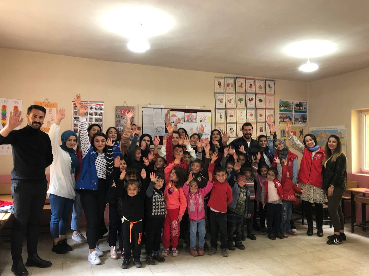 GSB_BitlisGM's tweet photo. "Dereağzı Köyü'ndeyiz"

Okulların açılması ile beraber köy okullarını ziyaret etmeye başladık. Dereağzı Köyü İlkokulu'nda #MerkezimHerYerde projesi kapsamında çocuklar ile doyasıya eğlendik.
#GönüllülükKulübü https://t.co/qui97qFFmR