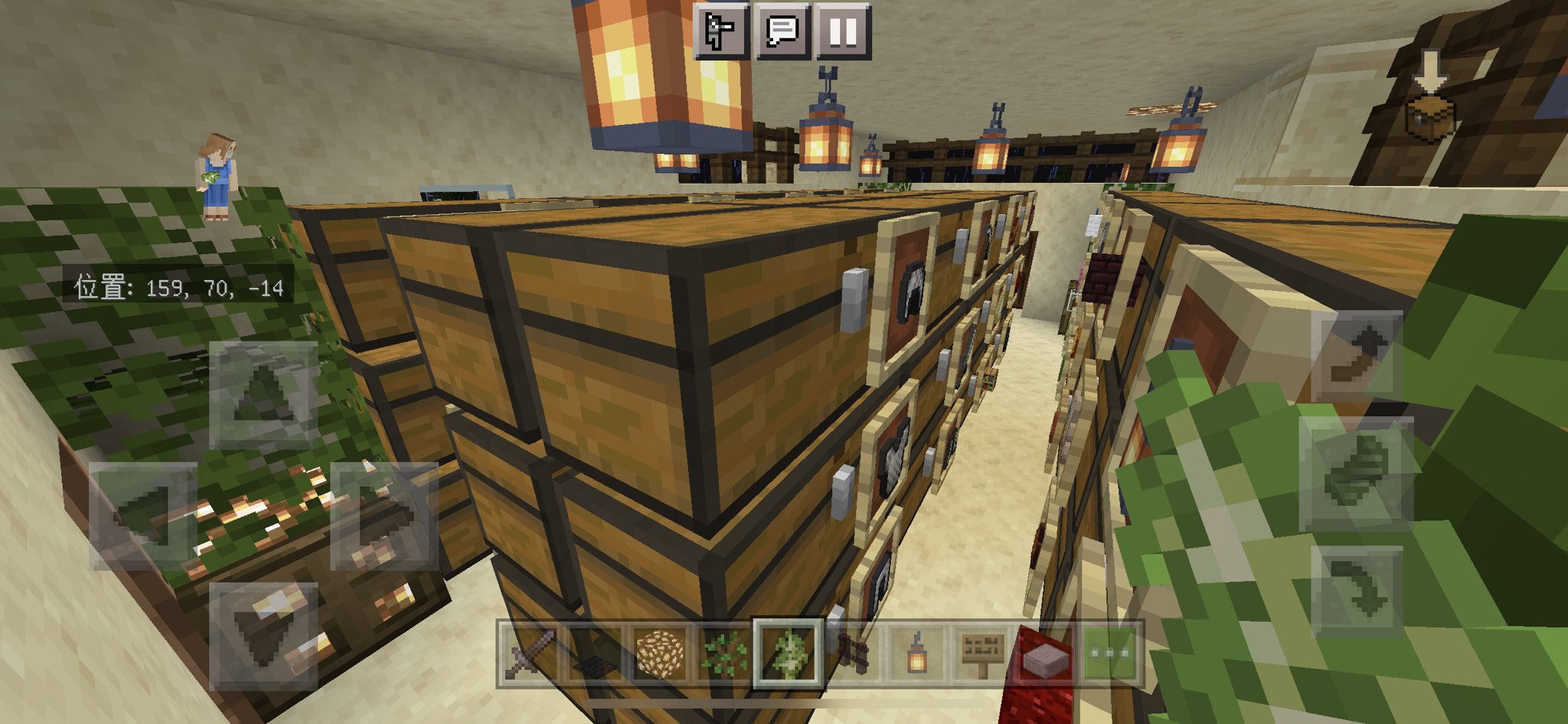 ぽのぽのクラフト マイクラ関係なら相互フォローします マイクラpeで作ったお家ツアー 内装1 玄関から入るとシャンデリア 右はミニ工藤新一家風の壁面本棚 左は倉庫だよ マイクラpe マイクラ 建築 壁面本棚 倉庫 シャンデリア 内装