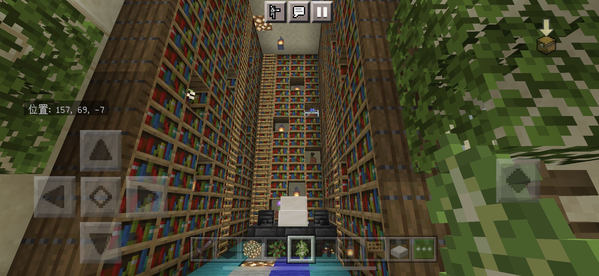 ぽのぽのクラフト マイクラ関係なら相互フォローします マイクラpeで作ったお家ツアー 内装1 玄関から入るとシャンデリア 右はミニ工藤新一家風の壁面本棚 左は倉庫だよ マイクラpe マイクラ 建築 壁面本棚 倉庫 シャンデリア 内装