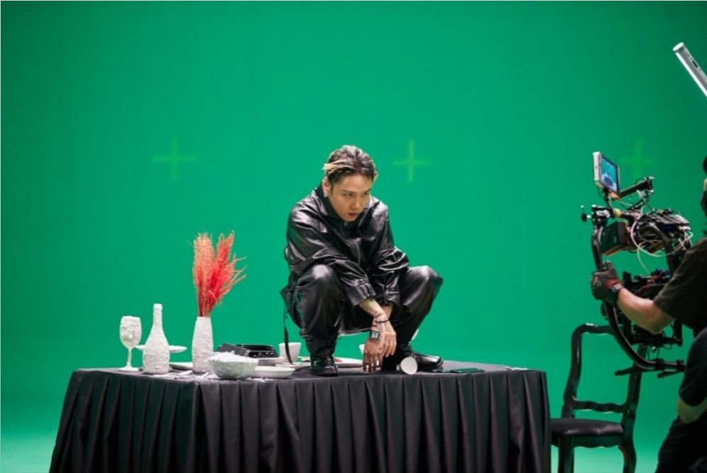 Justhis at behind the scenes of Face ID MV shooting
cr: Genie