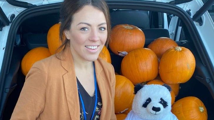 FortaliceBolton's tweet photo. 🎃 Pumpkin delivery 🎃

Thanks to the most generous Panda in Bolton, Matthew from @FieldingsPorter who has dropped off 40 huge pumpkins for our spooktacular Halloween celebrations! The kids in refuge will love these!

👻🎃🐼

#carvingtime #WeAreBoltonVCSE #TeamBolton #Halloween https://t.co/NGJkyzB4fx