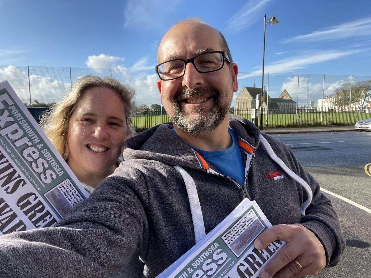 Beautiful morning to be out delivering Portsmouth &amp; Southsea Express with ⁦⁦<a href="/LizHolder14/">L Holder</a> ⁩ #Southsea