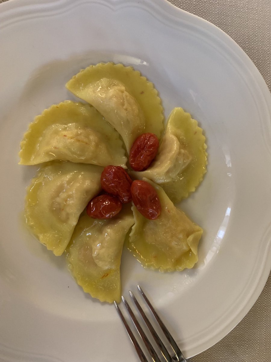 SamplingItaly's tweet photo. Today is World Pasta Day.  2 years ago on this date I was enjoying this wonderful ravioli stuffed with scallops on the island of Murano. @Aquastanca #worldpastaday #pasta #Murano #Italy https://t.co/ZexxNK1KI8
