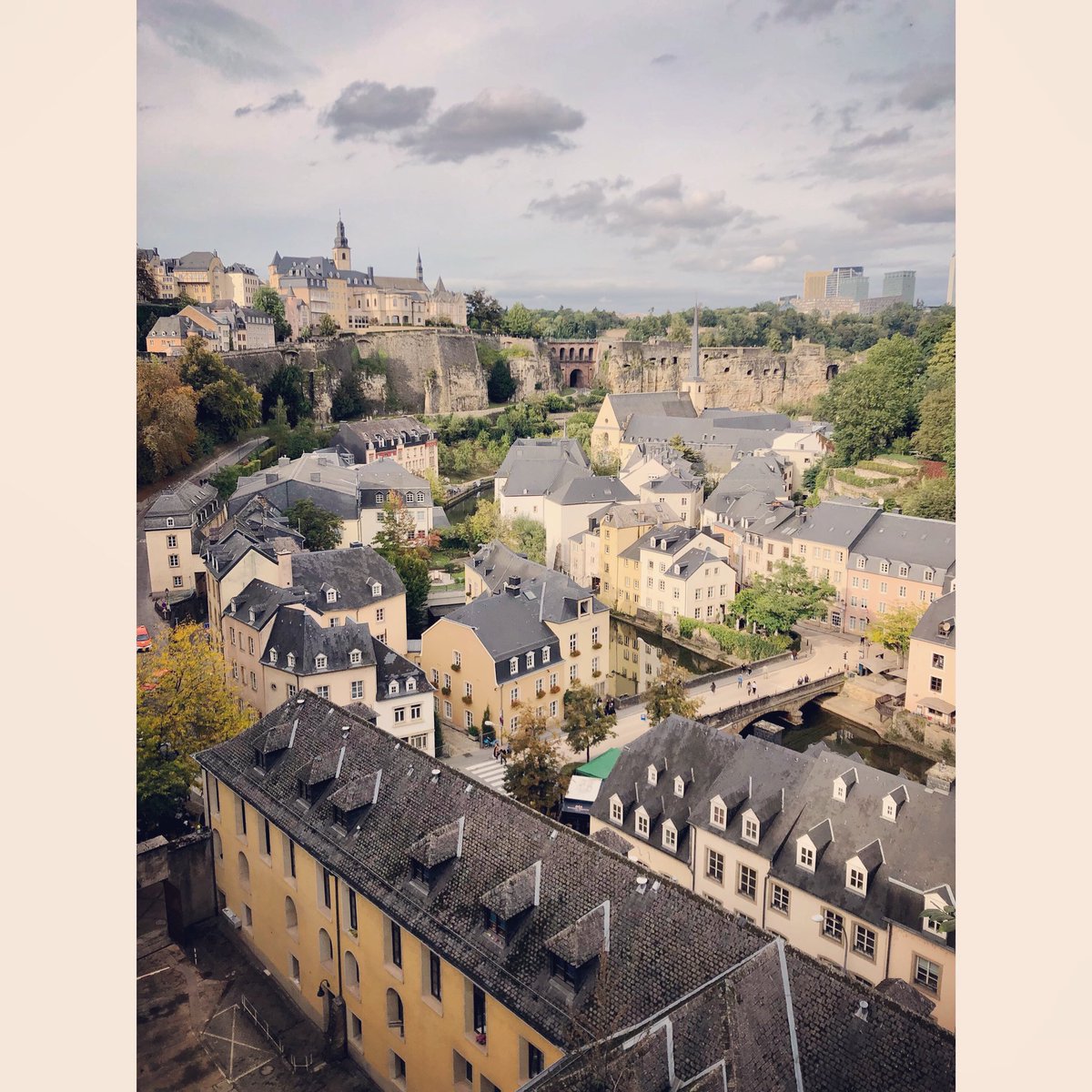 FranJJR87's tweet photo. Bonjour Luxembourg! 🇱🇺🇪🇺
#Ville #Stadt #Medieval #Kassematten #AbbayeDeNeumünster #RueMünster #CheminDeLaCorniche #Alzette #Grund #VilleBasse #VilleHaute #Luxembourg #Gutland #GrandDuchéDeLuxembourg #Europe #VisitLuxembourg https://t.co/6wjCeyjU5u