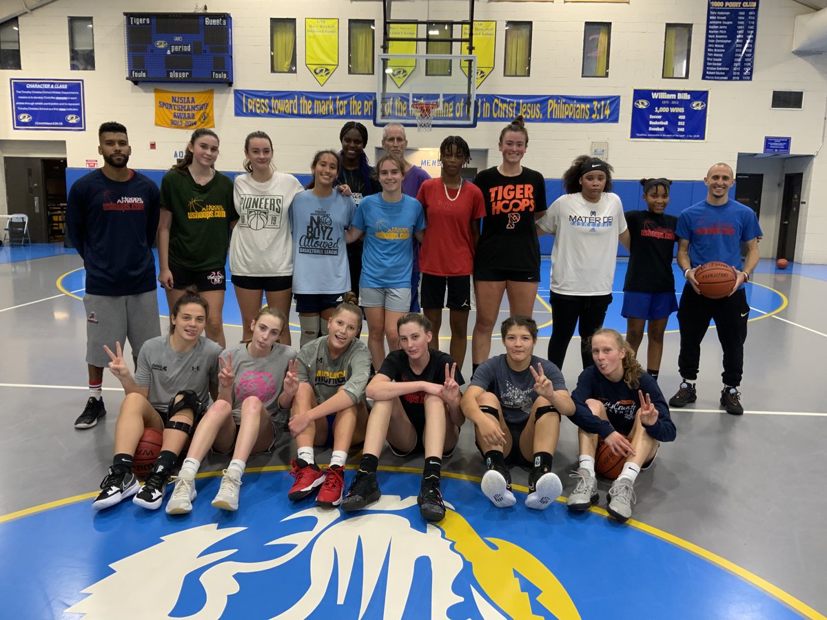 ushoops's tweet photo. U make this pic? If U did, U got better! It's #Simple➡️ #BeHere, #WorkHard
Even (especially) if you're one of the #BottomShelf comedians, U got better!
@imurray710 @gracekinum @earcher0 @ChloeKreusser @haas_23 @meghan_lamanna
& @maddy_rl @sarahhughes2023 @GraceKlag @tabbie777 https://t.co/3GD6zlzv5B