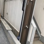 間口20㎝程の極細ドア!隣の建物が解体されてますます意味不明に!