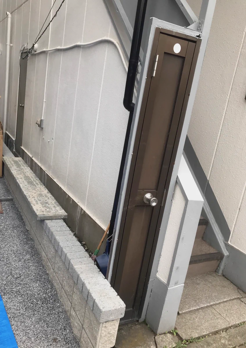 間口20㎝程の極細ドア！隣の建物が解体されてますます意味不明に！